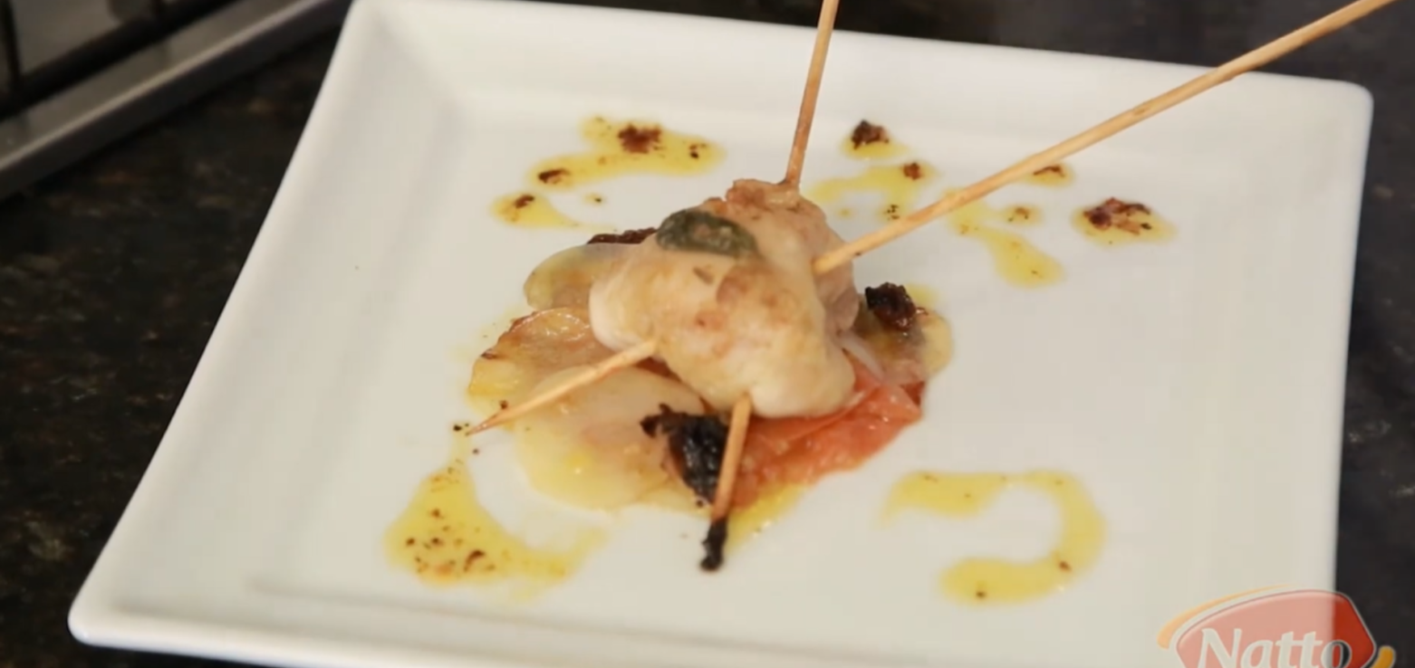 Coxa de Frango com Manteiga de Sálvia sobre Legumes ao Forno