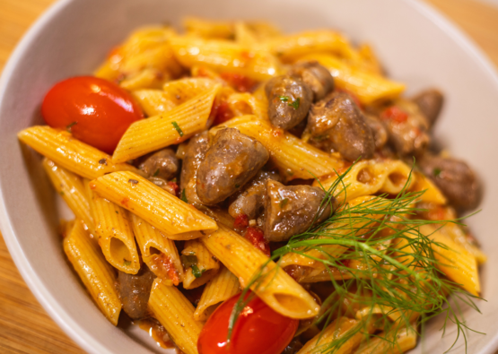 Penne com coração de galinha ao molho de tomate