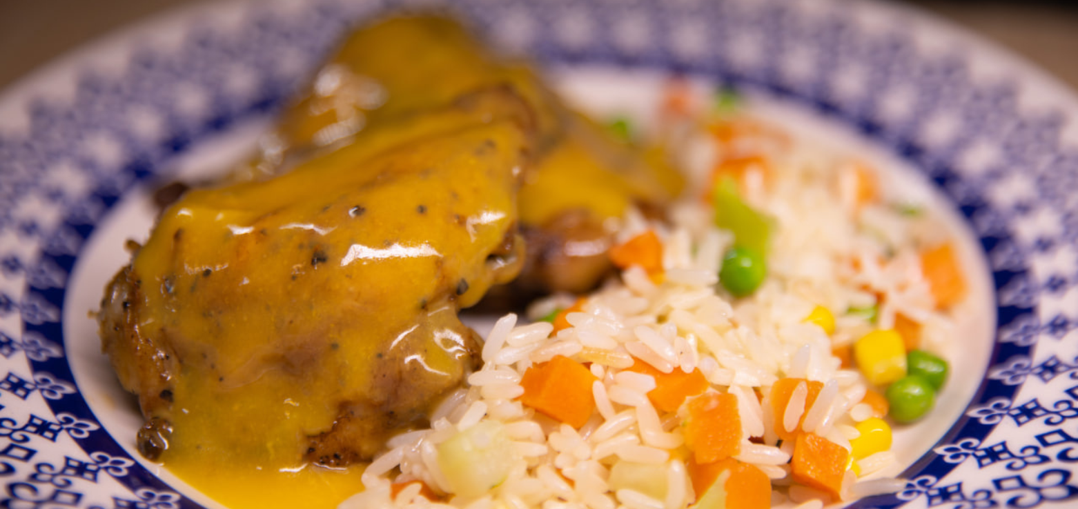 Sobrecoxa sem Pele – No Molho de Laranja com Arroz e Salada Morna