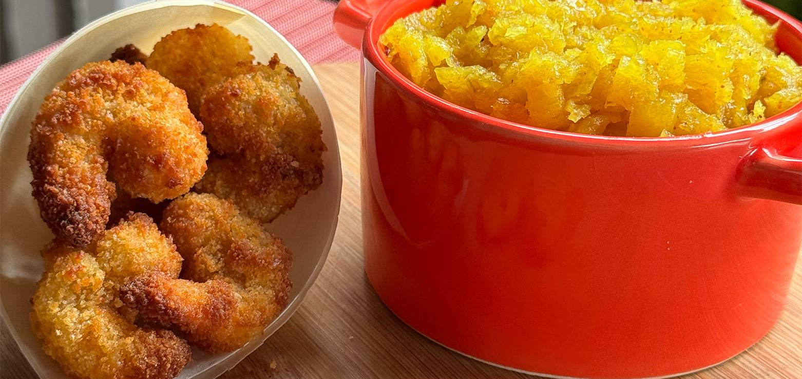 Camarões empanados Natto com chutney de abacaxi e coco