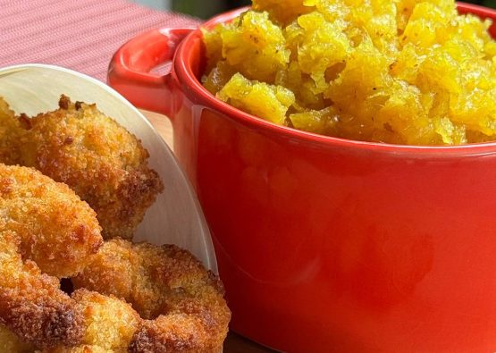 Camarões empanados Natto com chutney de abacaxi e coco