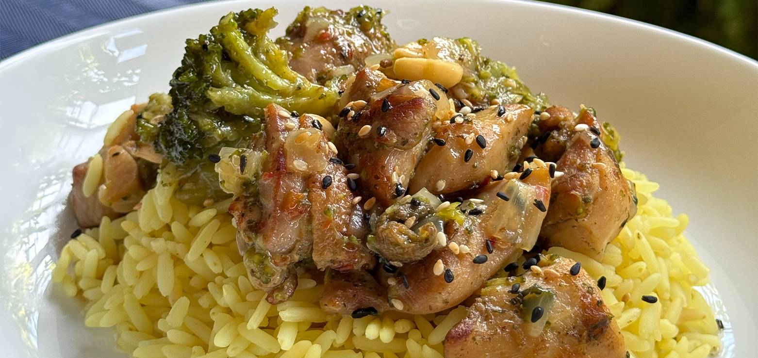 Sobrecoxa de frango com brócolis Natto ao toque indiano