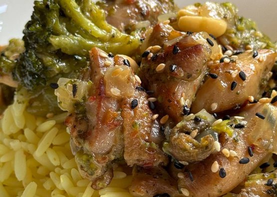 Sobrecoxa de frango com brócolis Natto ao toque indiano Sobrecoxa de frango com brócolis Natto ao toque indiano